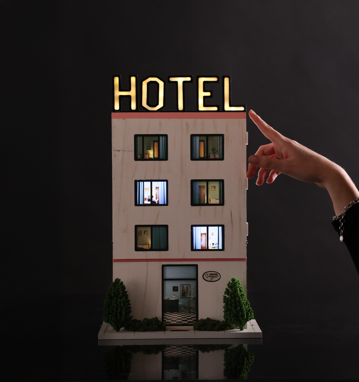 HOTEL VOYEUR