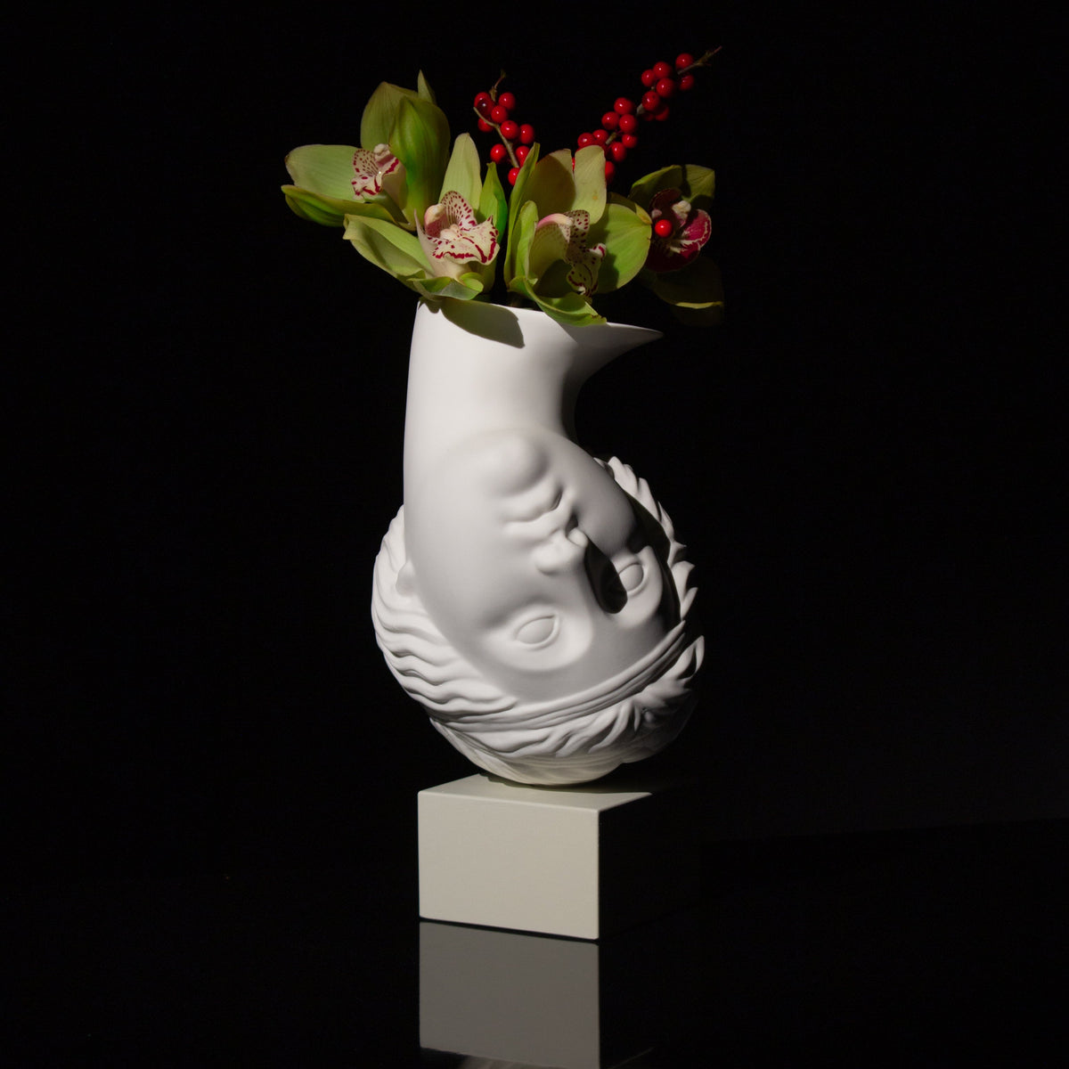 AMOR VOLAT vase
